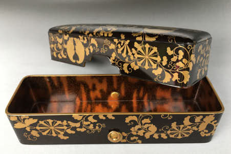 Makie technique lacquer box for letters made during Meiji period